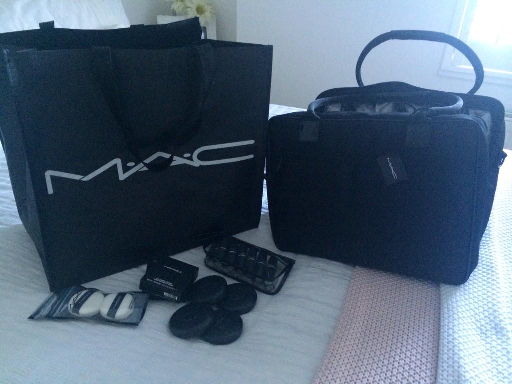 JadeWalkerMUA's tweet photo. Love my new Mac bag!! @MACcosmetics #makeup http://t.co/7F3TCeRsRU