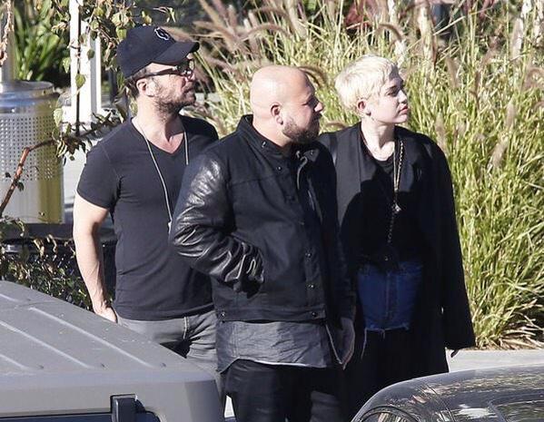 Miley con Larry ( manager) 🆕🎤🎶😊👍