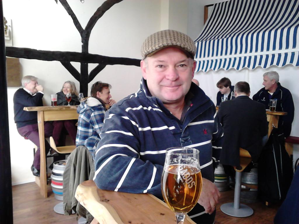 MedwayTide's tweet photo. Old friends, new friends - meeting Handsome Chris landlord at #HandsomeSam #Whitstable #micropub http://t.co/KqEC7uxssw