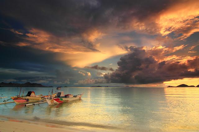 infojakarta's tweet photo. "@islandnesia: A beautiful evening sky at Pede Beach, Labuan Bajo, East Nusa Tenggara #nature #beach #islandnesia http://t.co/737SkQZTk3"