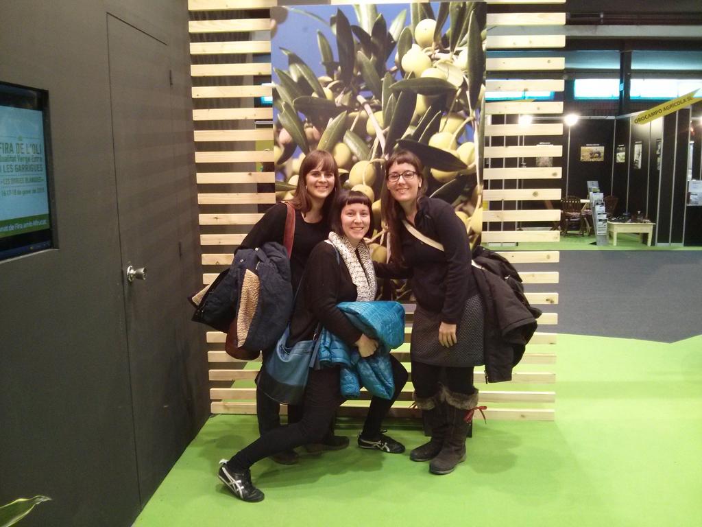 Visita sorpresa a la #firaoli2015 de <a href="/meritxellgene/">Meritxell Gené 🎗</a> <a href="/HeuraGaya/">Heura Gaya</a> <a href="/Mariona_Llado/">Mariona Lladonosa</a> #benvingudes