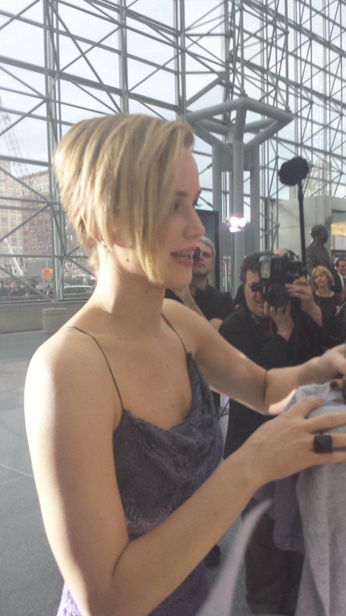 NEW/old HQ fan pic of Jennifer Lawrence from the X-men: DOFP premiere the-jlawrence.livejournal.com/1143420.html (via thgrares)