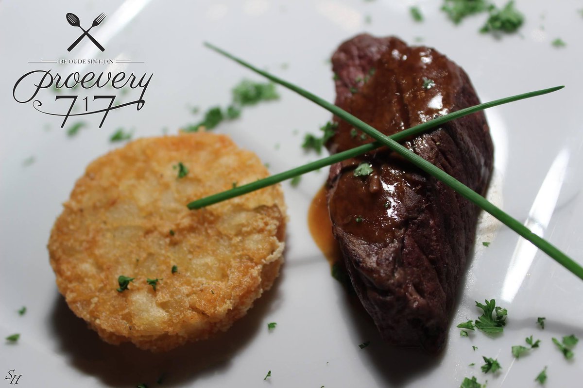 Een klassieker; het gebakken biefstukje met aardappel rösti en een rode-wijnsaus... #Nieuwegein #Utrecht #Uiteten