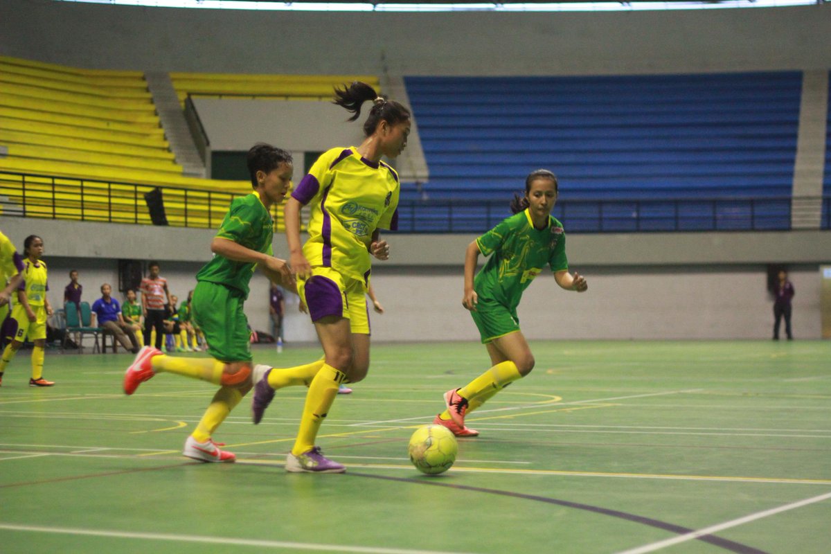 Ini nih final futsal tahun lalu, <a href="/FFSmase/">Futsal Putri SMASE</a> vs POR UNY. Teruus berlarii tak kenal patah hatiii  #SabtuNostalgia #FS2015