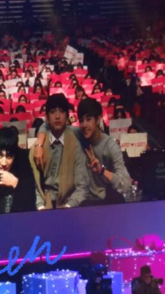 tinna2706's tweet photo. กอดน้องไว้นะ อยู่ข้างๆ น้อง~ เดินเคียงข้างกันไปตลอด.. #MarkNior http://t.co/W5nz4keaeR