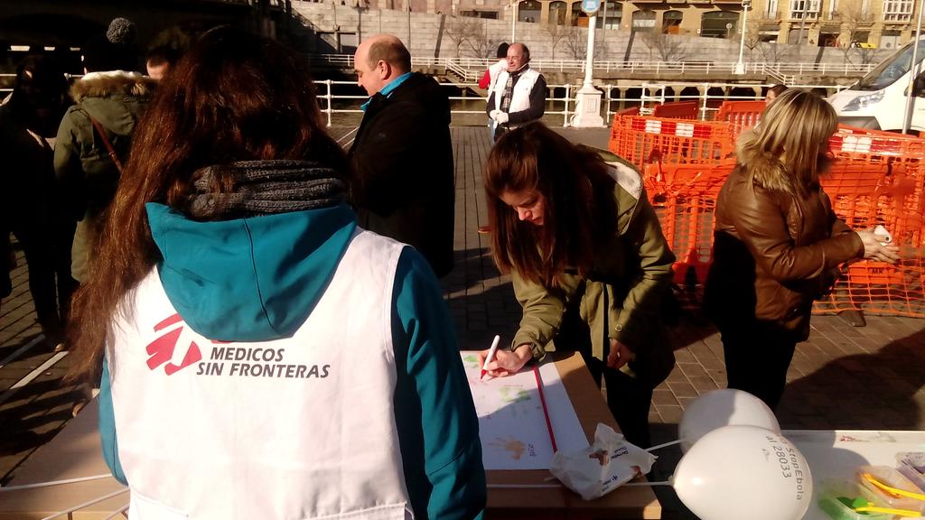 MSF explicando en el Arenal de Bilbao su labor en África contra el Ébola.  Merece la pena la visita