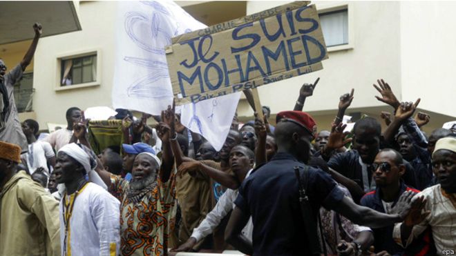حرق كنيستين في #النيجر احتجاجا على الرسوم الساخرة للنبي محمد. bbc.in/1CaciZX