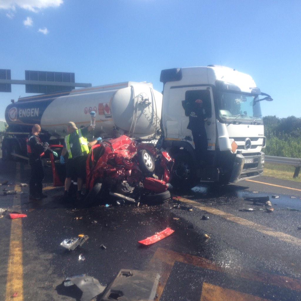 jour_maine's tweet photo. Fatal multi-car &amp; truck pile-up: #N3 Gilloolies. @EMER_G_MED on scene. Avoid area. Pic via @Nicol3tt300  http://t.co/sDAb2aBA7R" #sabcnews