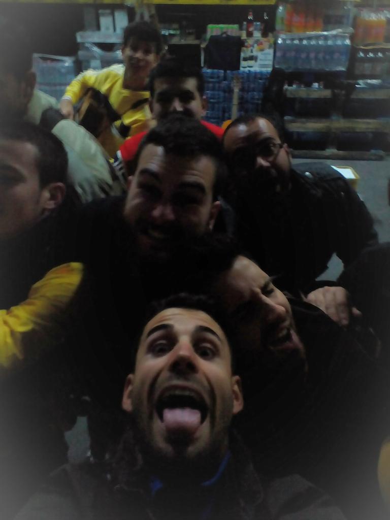yrw1zz's tweet photo. La @ChirigotAlarios en pleno cuple 🙌🙌🙋🙋 http://t.co/565KdsBA8J