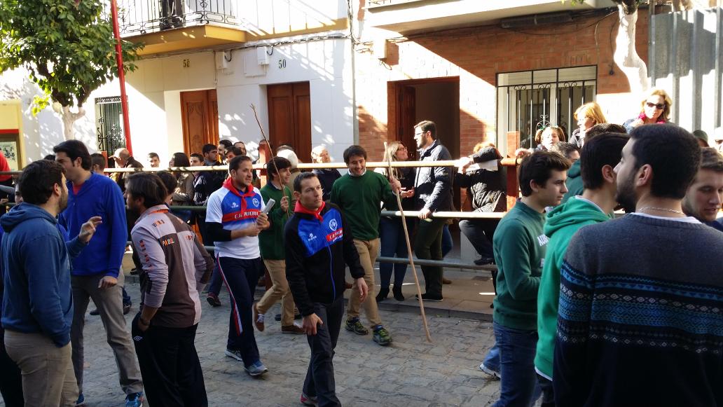 LorenaLimon's tweet photo. Ambiente de encierro en @LaPueblaDelRio con @AFdezPineda y @Pablo_Aguado #yovoyalencierro #sansebastian2015 http://t.co/EkupQyKBDk