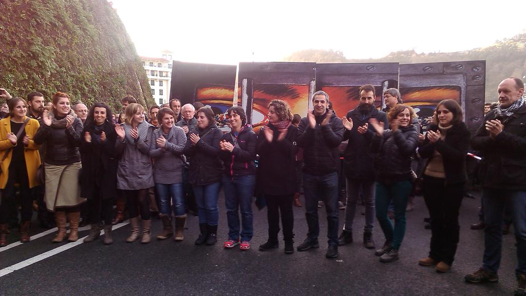 AhotsaInfo's tweet photo. #Konponbidea
Asteleheneko sarekadatik aske geratu ziren 13ak manifaren hasieran. #AbokatuakLibre http://t.co/C5INiZlvla