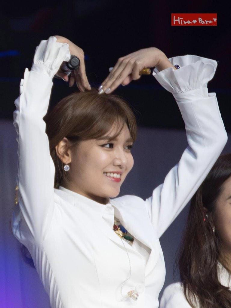 сана твайс. жесты корейцев. корейский жест сердечко. кореец с сердцем. корейский жест пальцами.