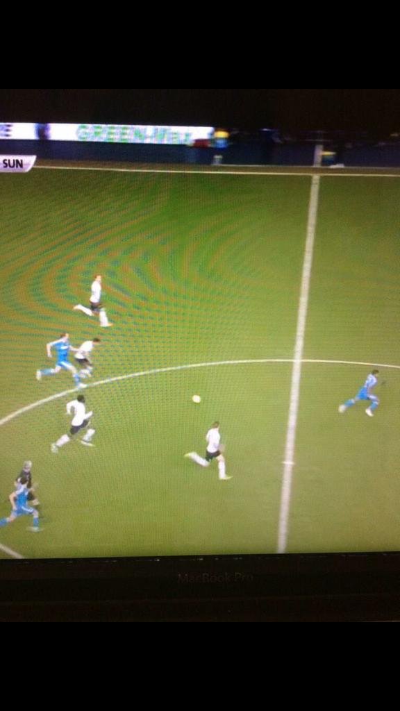 charbel88's tweet photo. Offside. Referees😭 http://t.co/TsvpgsmiAN