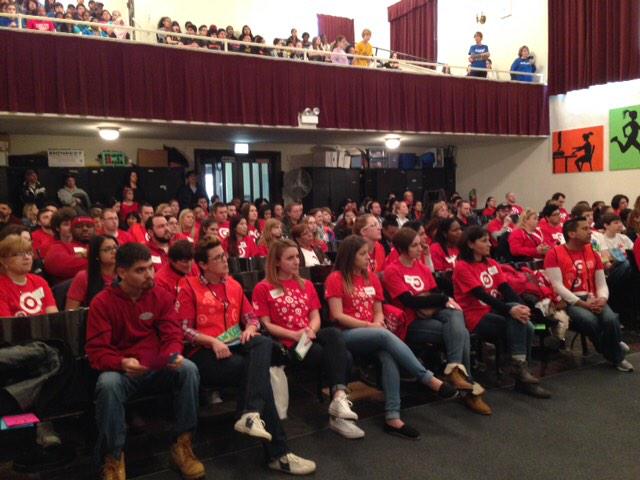 LayshaWard's tweet photo. 800+ @Target team  #volunteering @ 7 Chicago schools for #MLKDay2015. Thank you!  @billhall43220 @ChicagoCares http://t.co/aRKcthxEQm