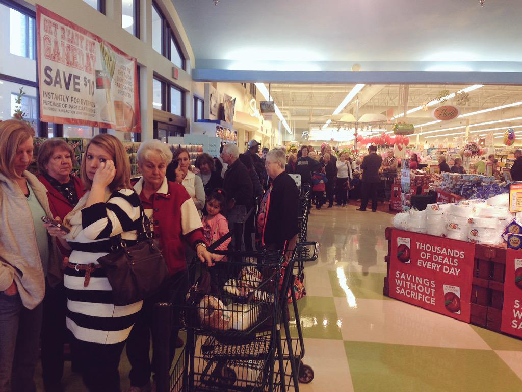 BILOMichelle's tweet photo. Folks were lined up for @Chefjernard cookbook giveaway and cooking demos! #BILOcal http://t.co/1i53CJZQvw