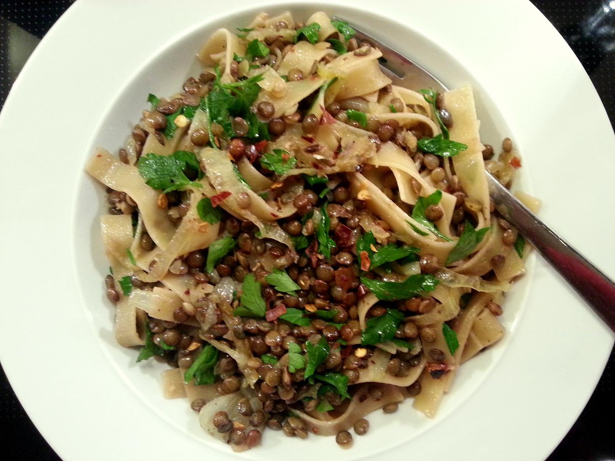 Das 1. Rezept aus #isvegan von <a href="/katha_esskultur/">katharina seiser</a> gleich ein Erfolg: Linsen mit Nudeln &amp; karamellisierten Zwiebeln