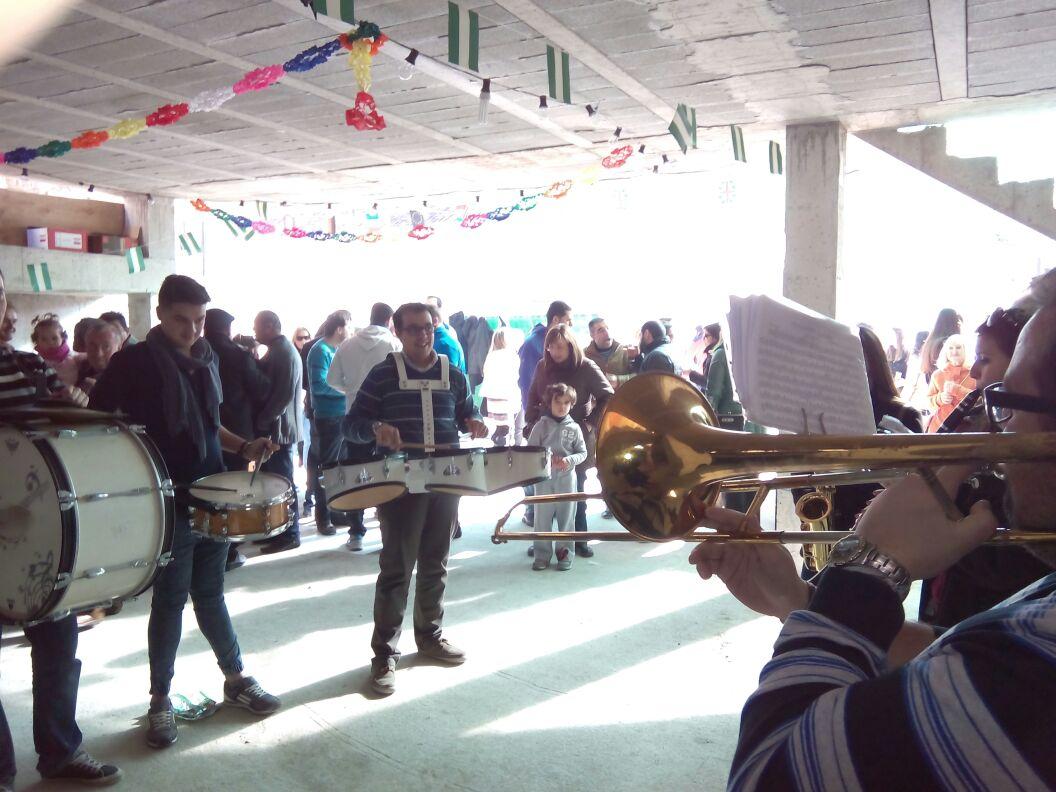 ChCierrabares's tweet photo. Una de hoy en #Beznar dándo espectáculo 🎺🎶🎷🎵😆 #GoCierrabares15 #música #amigos #espectáculo http://t.co/4B0U9tVnL5
