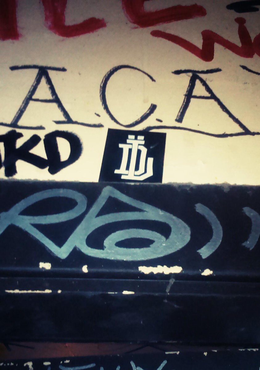 Es bien, ir a beber y encontrar a <a href="/ladieresis/">LADIERESIS</a>.