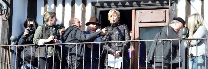 Inés Ballestar, encantada con La Alberca en su fiesta de San Antón GALERÍA DE FOTOS salamancartvaldia.es/not/67897/la-a… #Salamanca