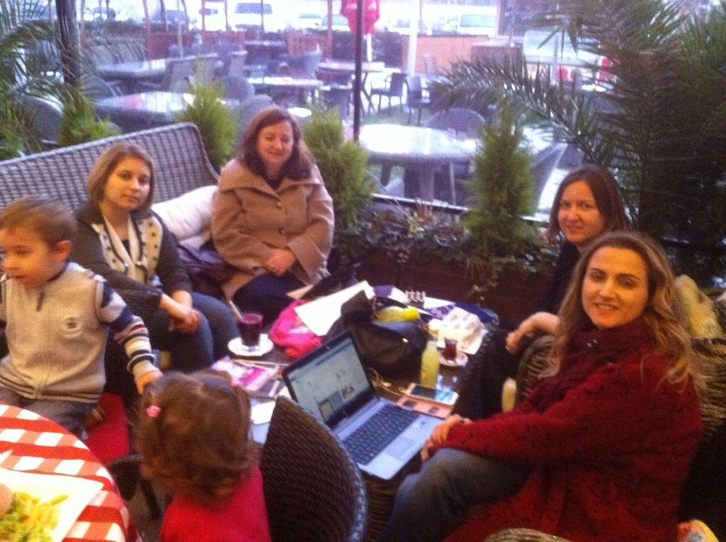 Nuray Yeşil Hanım ve Arkadaşları akşam yemeği için Özgen Özlüce'yi tercih ettiler.