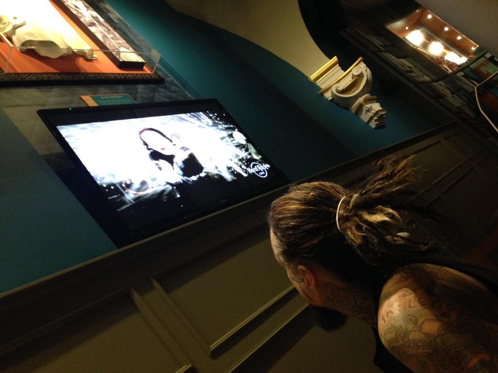 Chilling in the @HRCGlasgow on my day off with <a href="/TonyAdams83/">Tony Adams</a> !