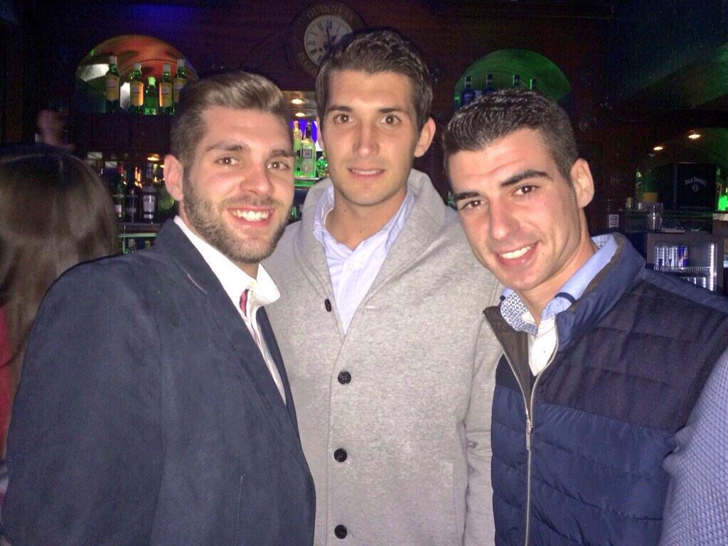 Ismaelgp44's tweet photo. Tardeo en castaรฑos!! #mooligans #Concerto #Confetti #OsQuieroHermanos #SoisLosMejores ๐๐๐๐ #Felices32Arbeloa http://t.co/ZT90eq6hKr
