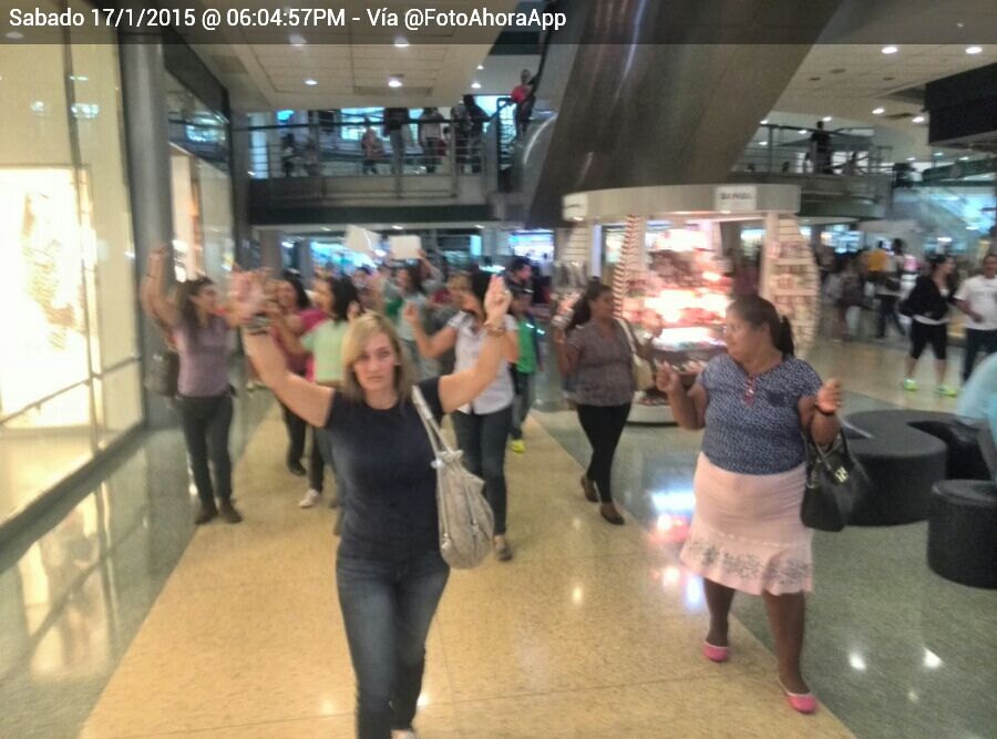 PyMActivos's tweet photo. #17E Sambil #Valencia #LaProtestaInvisible lleva el msj que quieras a más personas. No dejes d usar esta herramienta http://t.co/KRN5LZxDUd