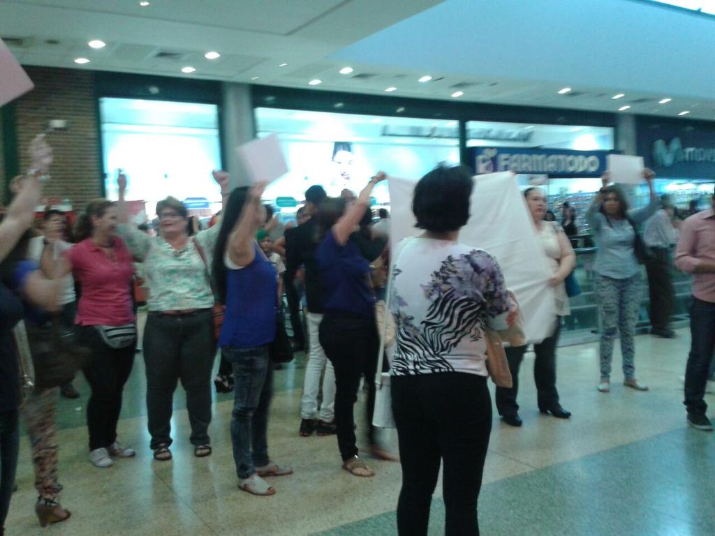 darisayvasquez's tweet photo. #ProtestaInvisible es nuestro derecho por una mejor Venezuela Sambil Valencia
.@PyMActivos
.@trafficVALENCIA http://t.co/IQEtDLLJOM