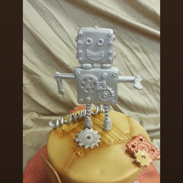 Otherbots's tweet image. #robotcake #fondantrobot #robot #gears #birthdaycake by babybaker82