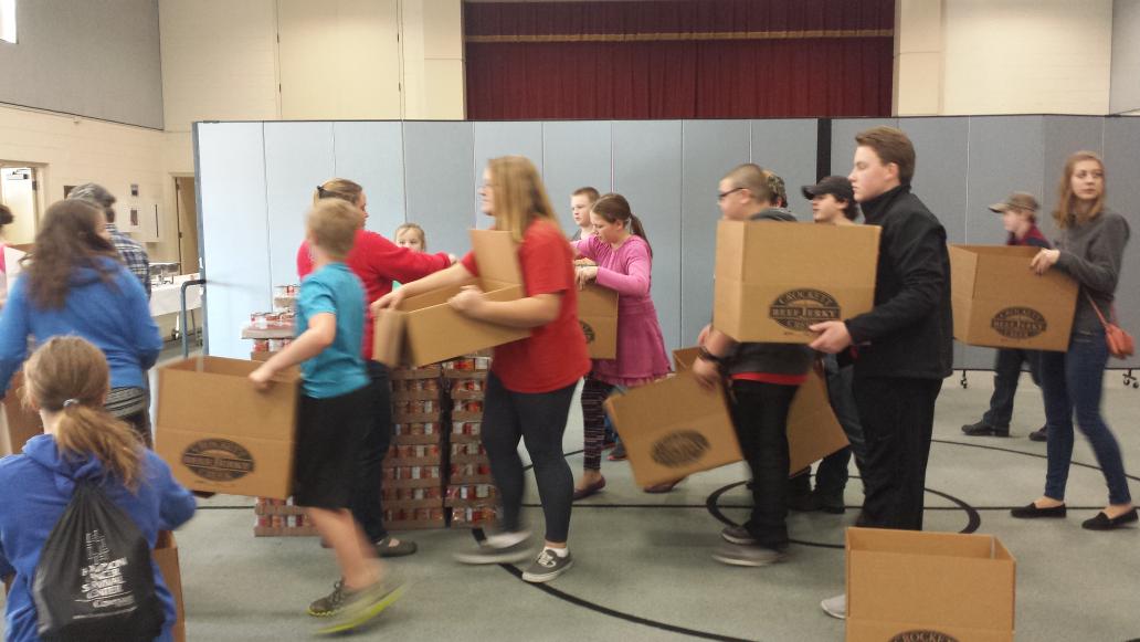 StudentMerge's tweet image. Packing food boxes for the Baptist Centers in Knoxville. #Merge15