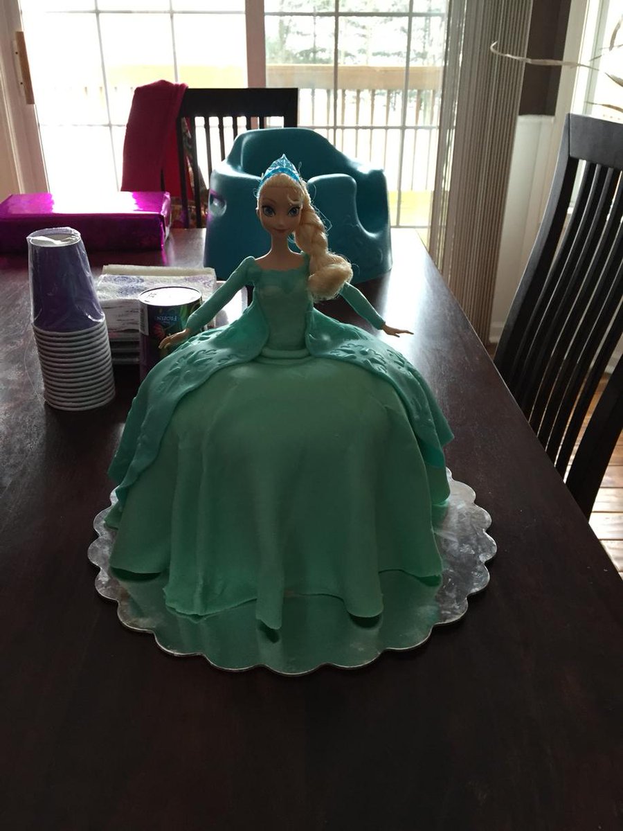 docknotts's tweet image. My wife&apos;s first foray into using fondant on a cake.  Very impressive.