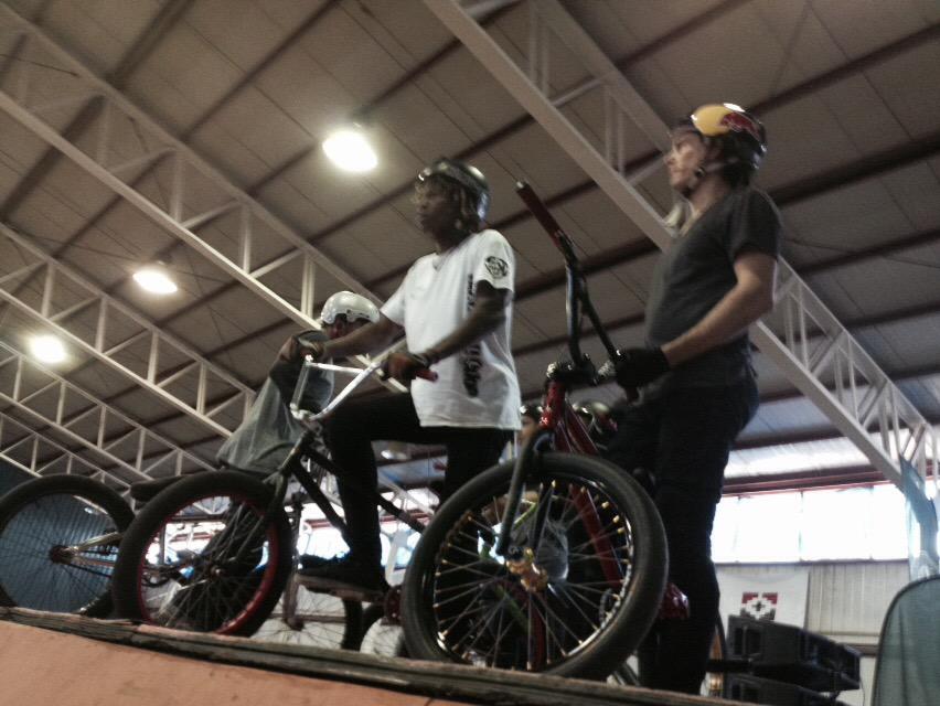 rtmedina5410's tweet photo. "@Oscar_Espana_B: Los riders mas importantes del mundo en la fiesta #AustralBmxContest @Danieldhers @AustralBMX http://t.co/lDPL0nWPEV"