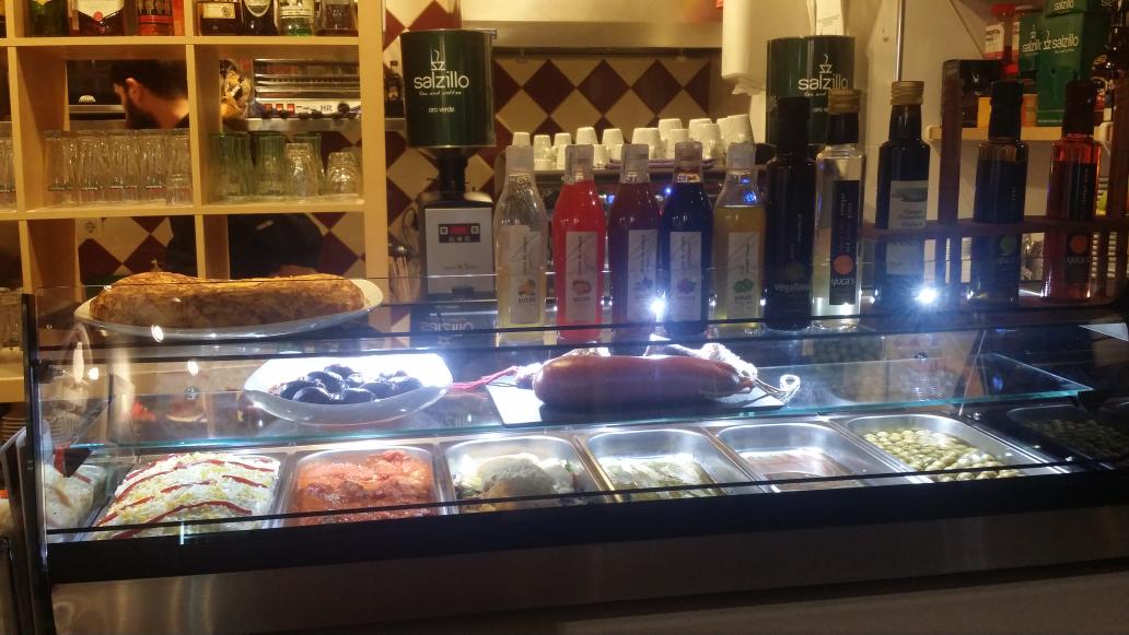 VictorioEsquina's tweet photo. Esta noche disfruta de las mejores #tapas de #Murcia Marinera magra con tomate croquetón tostas perrito caliente http://t.co/Z9VGr8IdCQ
