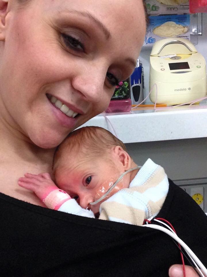 JohnstonDax's tweet photo. Mummy cuddles http://t.co/5g216G2zcQ