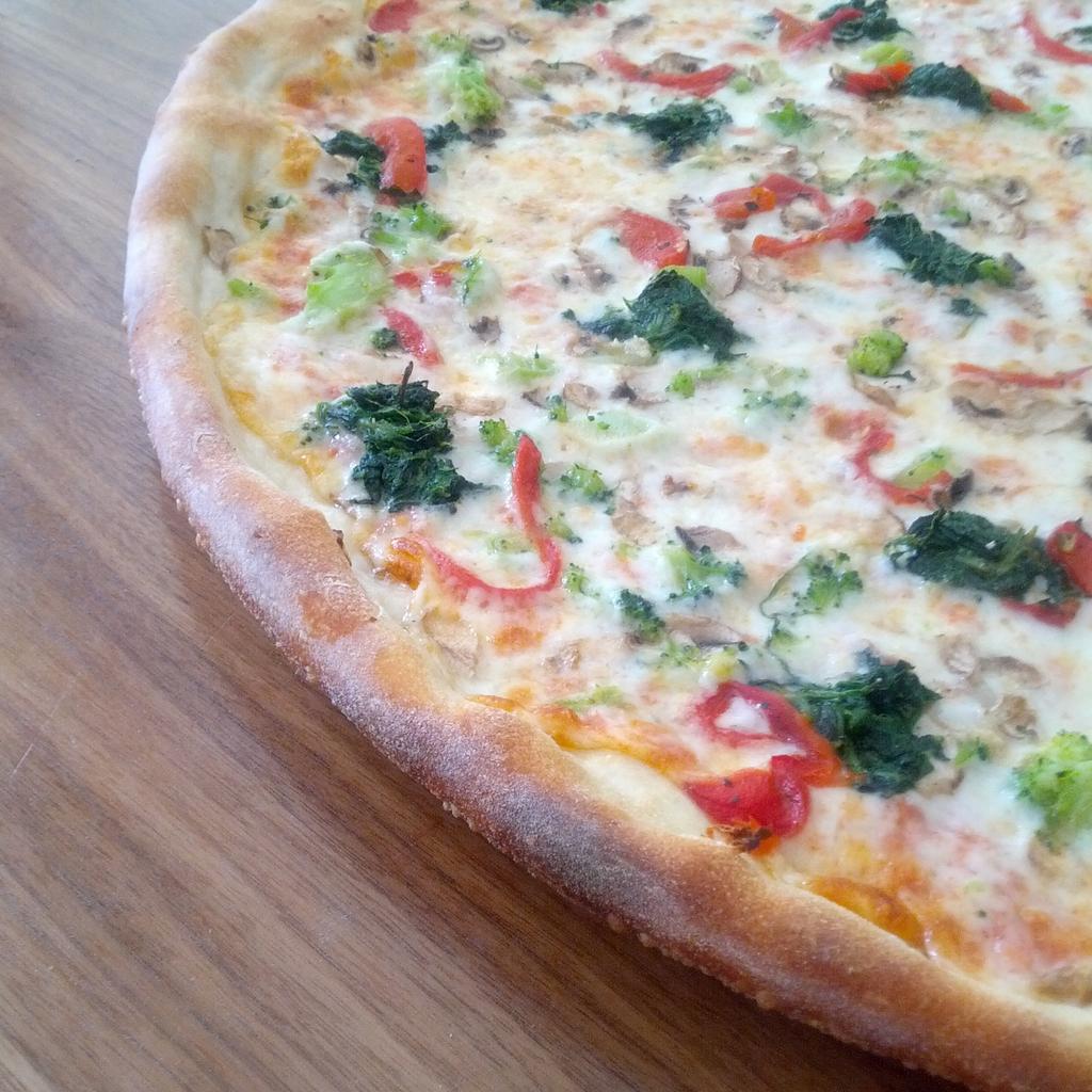 Pie of the moment spinach, mushroom, broccoli, red peppers. #enjoythemoment #thepizzashopsf #pizzabytheslice #believe