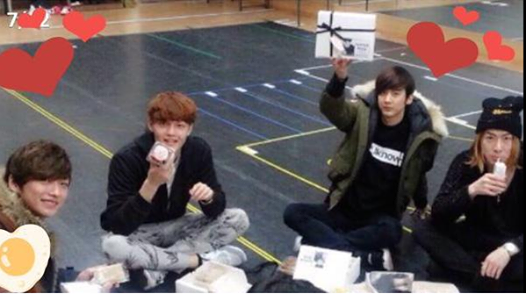 FR_TEENTOP's tweet photo. [RT @OnAir_in_japan] [PHOTO] ChunJi enregistre 'On Air Night Flight' http://t.co/nTkKUsT2YV