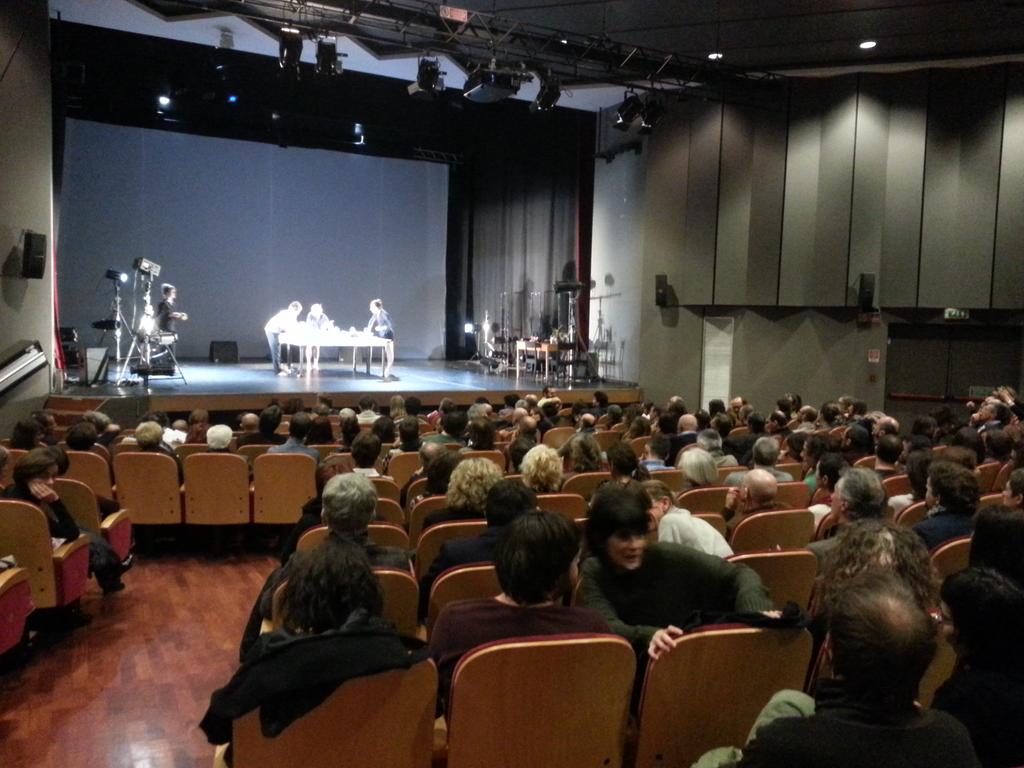 CSSUdine's tweet photo. Lunghi applausi e #tuttoesaurito al #Palamostre #Udine per #ChrisHaring #LiquidLoft #DeepDish #TeatroContatto #dica33 http://t.co/gftZOb9GBX