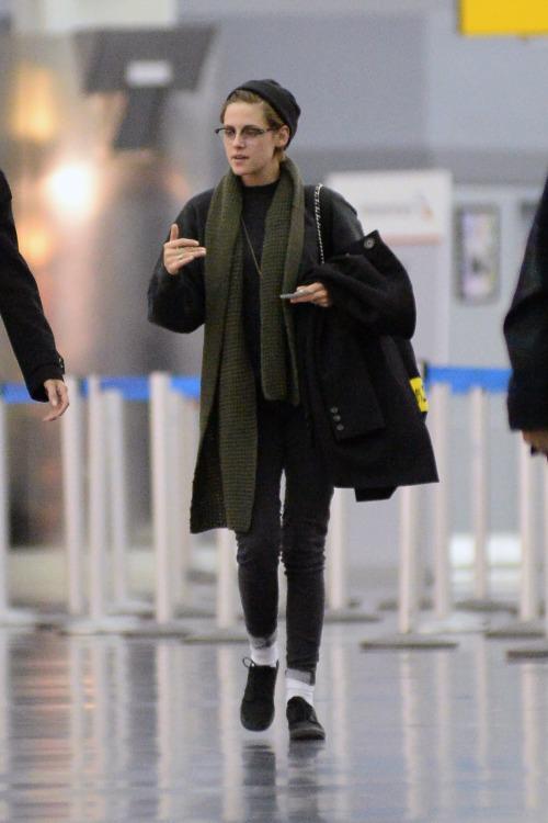 mxnswexr's tweet photo. I tried not to fancy Kristen Stewart but things happen and by things I mean http://t.co/EUra1y4lEy