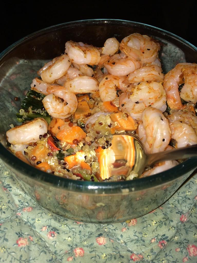 FitChanges's tweet image. Quinoa, kale, carrots, and shrimp for dinnah #NOMS