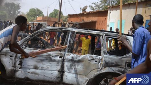 NoticiasRCN's tweet photo. FOTOGALERÍA. Protesta de musulmanes en Niger contra nuevo tiraje de Charlie Hebdo. http://t.co/Mzqg8Bw2Ec http://t.co/fqXqsf5wAC