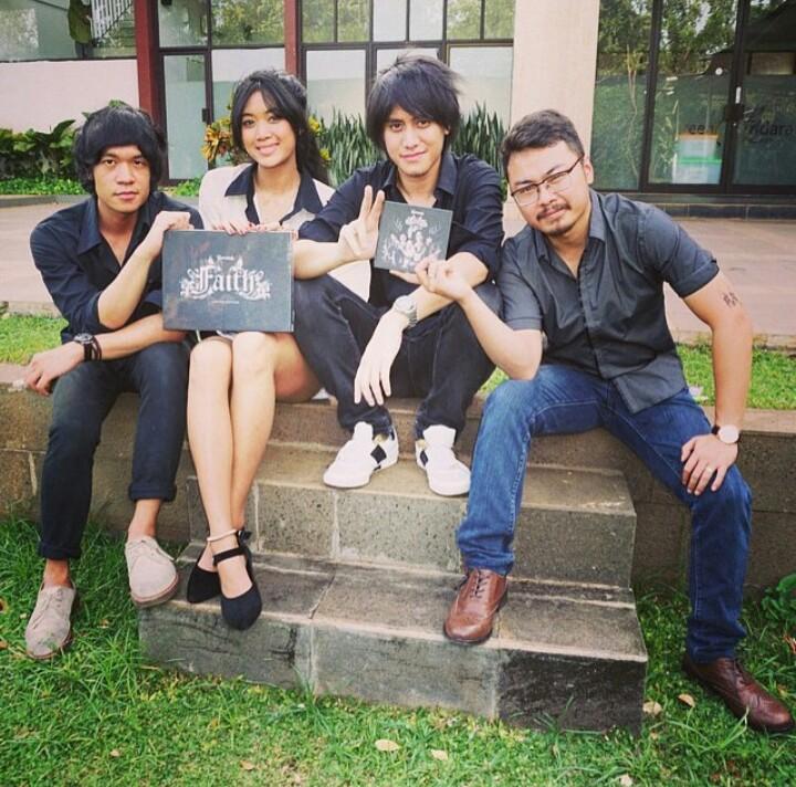 Pagi ini kita seru2'an bareng di <a href="/dahSyatMusik/">dahSyat</a> guys! Stay tuned ya ^^ #Faith