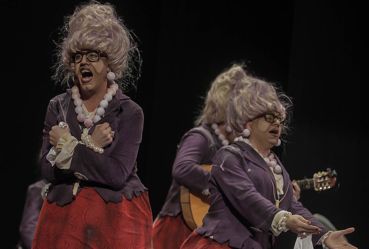 tv_extremena's tweet photo. FOTOS: La chirigota llegada de #Mérida, #LasOtras @Vayabicho http://t.co/6yq75AHt80 #COAC2015 http://t.co/uXj51jCO77 via @carnavaldecadiz