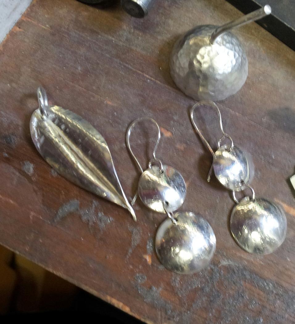 MidasTouchJewel's tweet image. Fab #silverworkshop with experienced #glassbeadmaker silverleaf #pendant acorn cap #earrings #craftcourses #jewellery