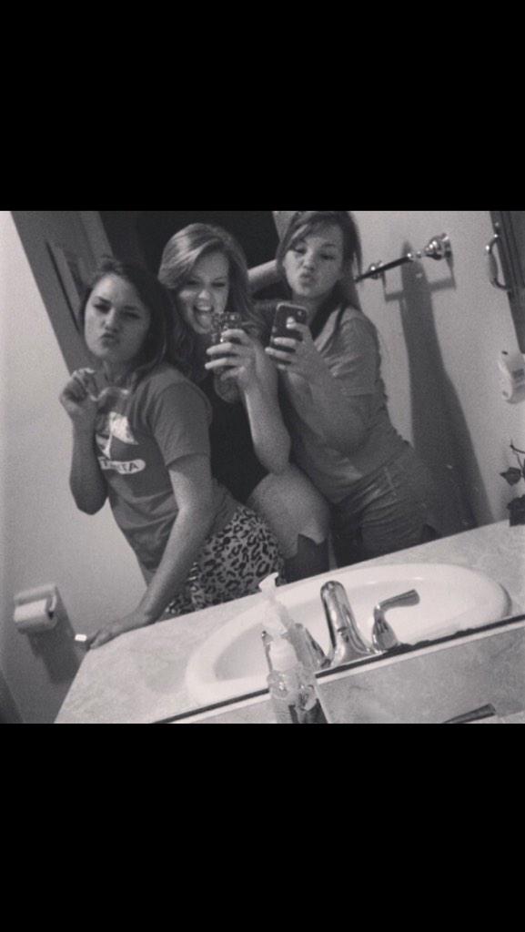 A_rowell97's tweet photo. #TB to the good days when we were so close😢 love yall http://t.co/EPKL4YJh9p