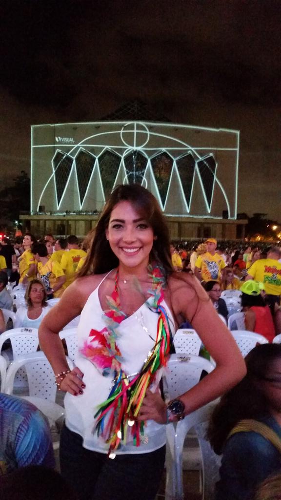 Carnaval_SA's tweet photo. La señorita Atlántico @madeleon04_ disfruta la Lectura del #Bando2015 en la Plaza de la Paz http://t.co/z8fRyK4vFS