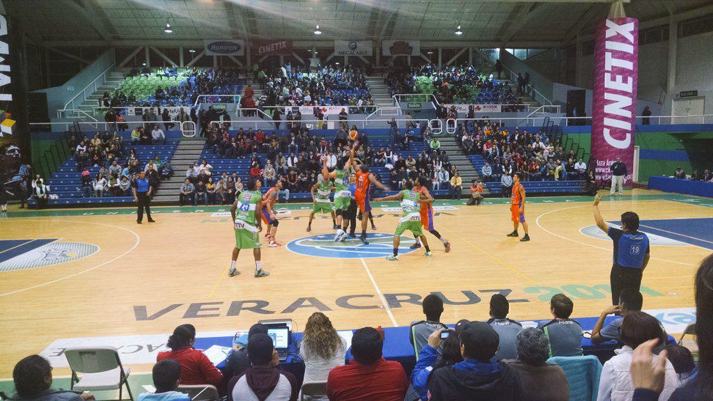 LornaHerreraGar's tweet photo. Halcones! Al vuelo! @XaIapa http://t.co/lY6tldlgqe