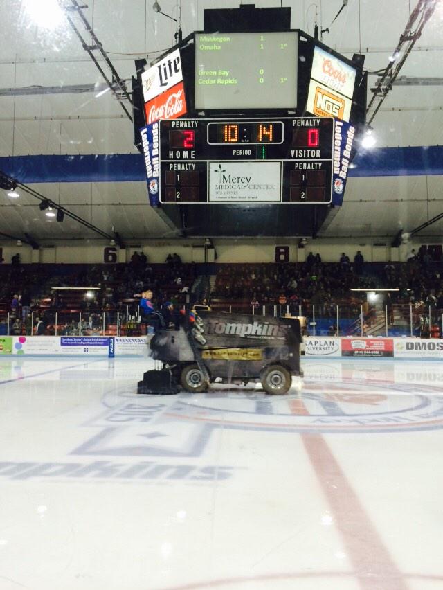 AndyHallRadio's tweet image. After 1, @bucshockey lead @Musketeerhockey at the #MadhouseOnHickman #VoxInTheBox