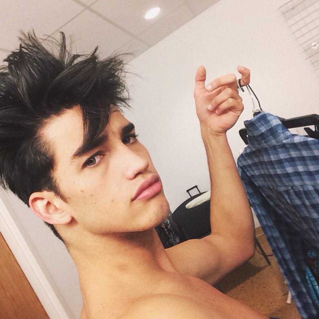 "<a href="/fakelifefraud/">Sam</a>: He didn't know what to wear 😂 " I look hot af