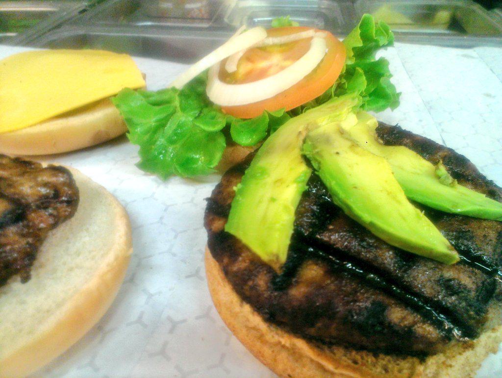 KRxiii_337's tweet photo. Fresh #avocado #turkeyburger #broaddusburgers @BroaddusBurgers @2chainz #hustle #ThaMovement #trappingInDaKitchen http://t.co/5bJsBY3QCe