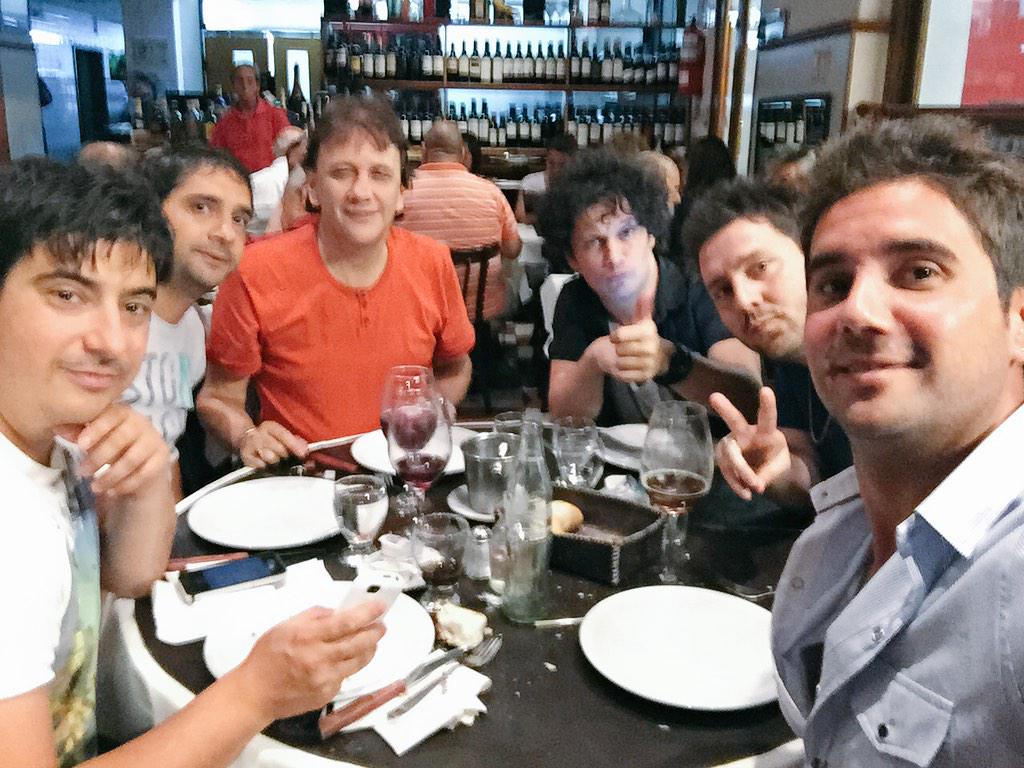 danymartins10's tweet photo. Comiendo con amigos! @lopyman @miguelito_perez @Diemartins35ok #Lucho y #Edu #Devoto #Parrilla http://t.co/zFaibsVvbC